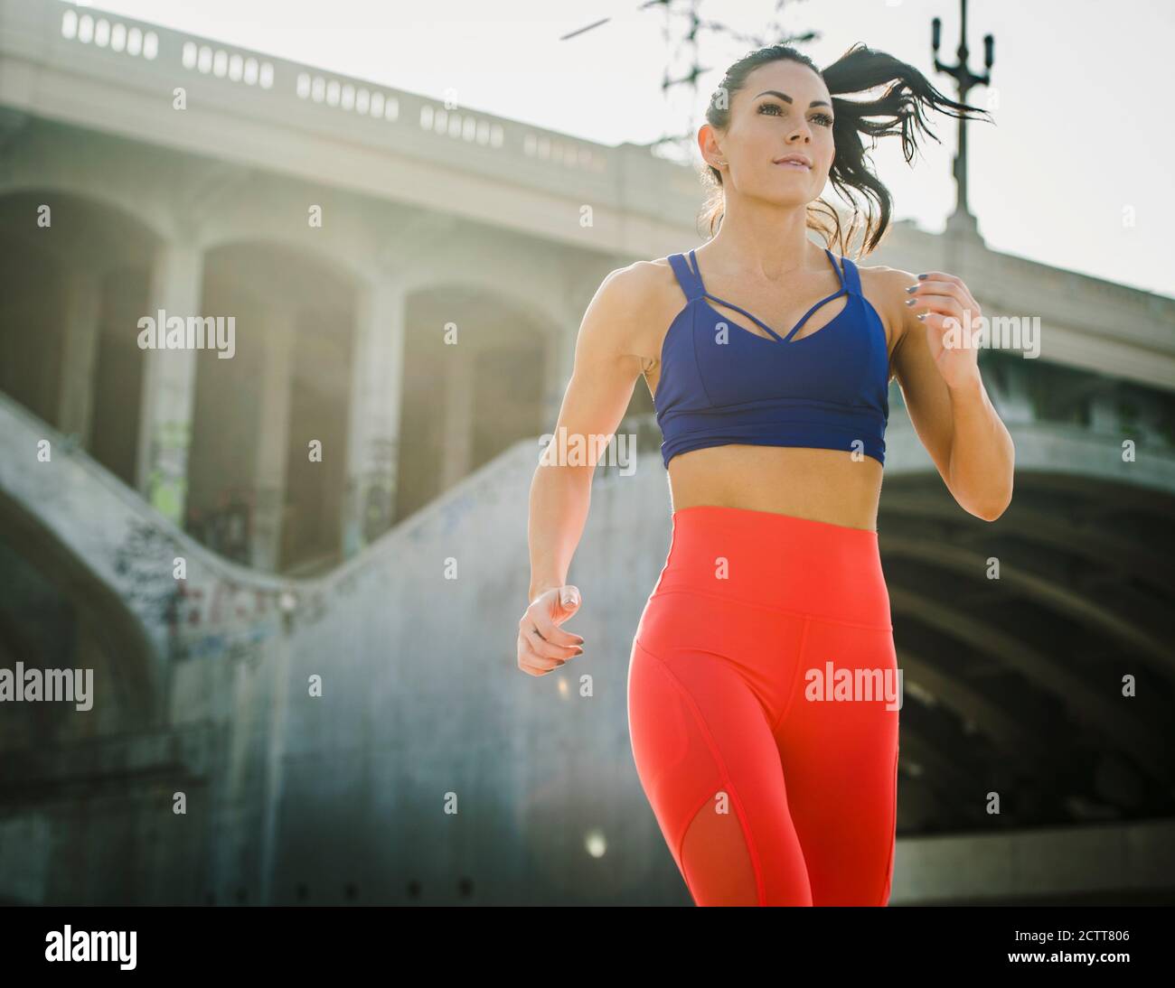 USA, Kalifornien, Los Angeles, Sportliche Frau beim Joggen im urbanen Umfeld Stockfoto