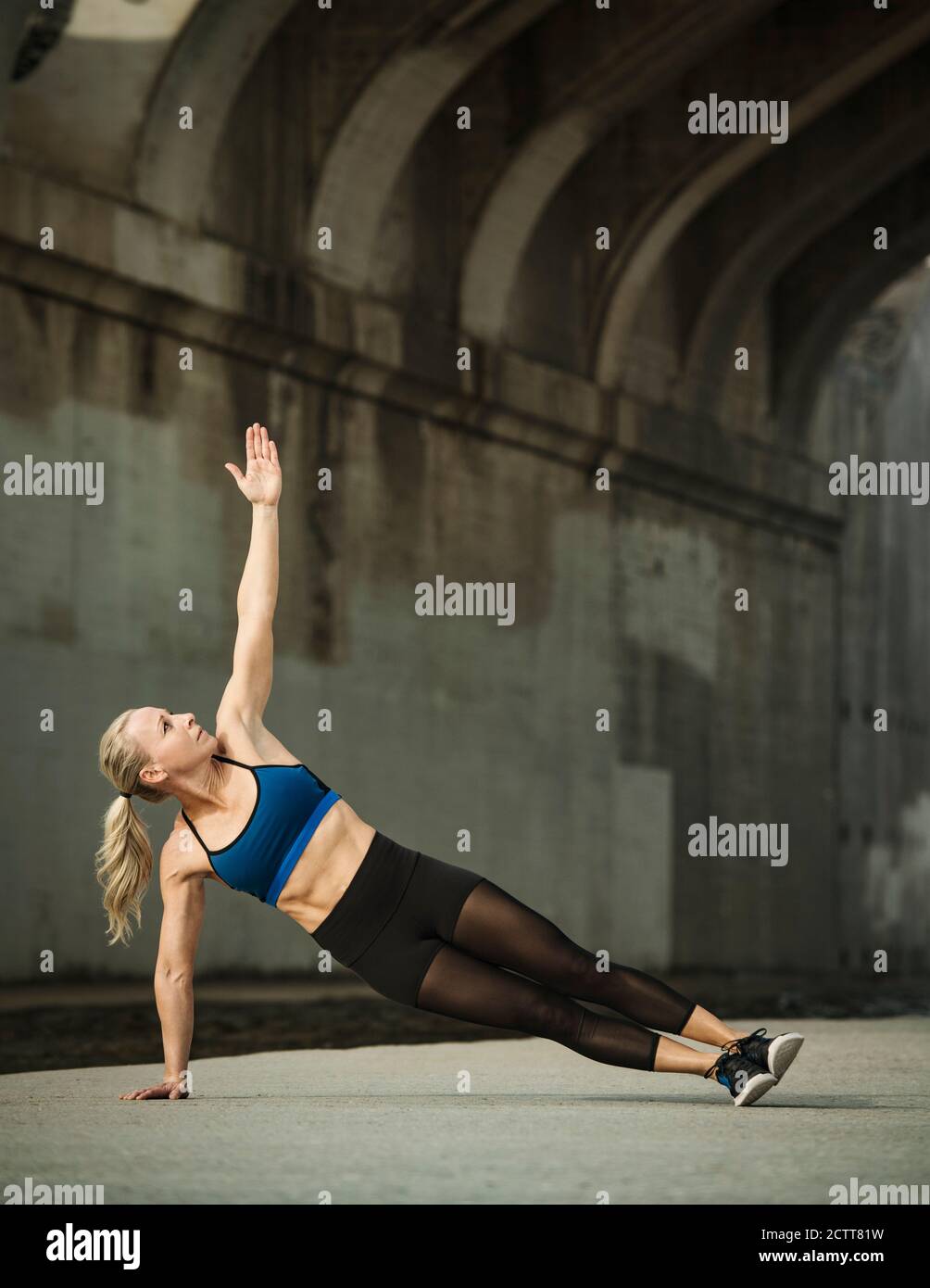 USA, Kalifornien, Los Angeles, Sportliche Frau Stretching in der städtischen Umgebung Stockfoto