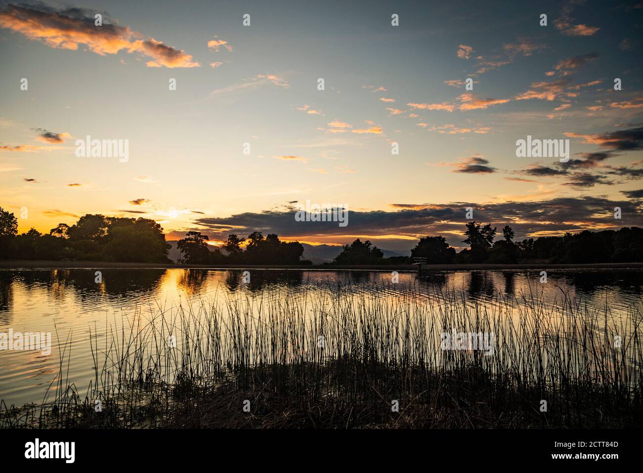 USA, Utah, Salem, rauscht am Seeufer in der Abenddämmerung Stockfoto