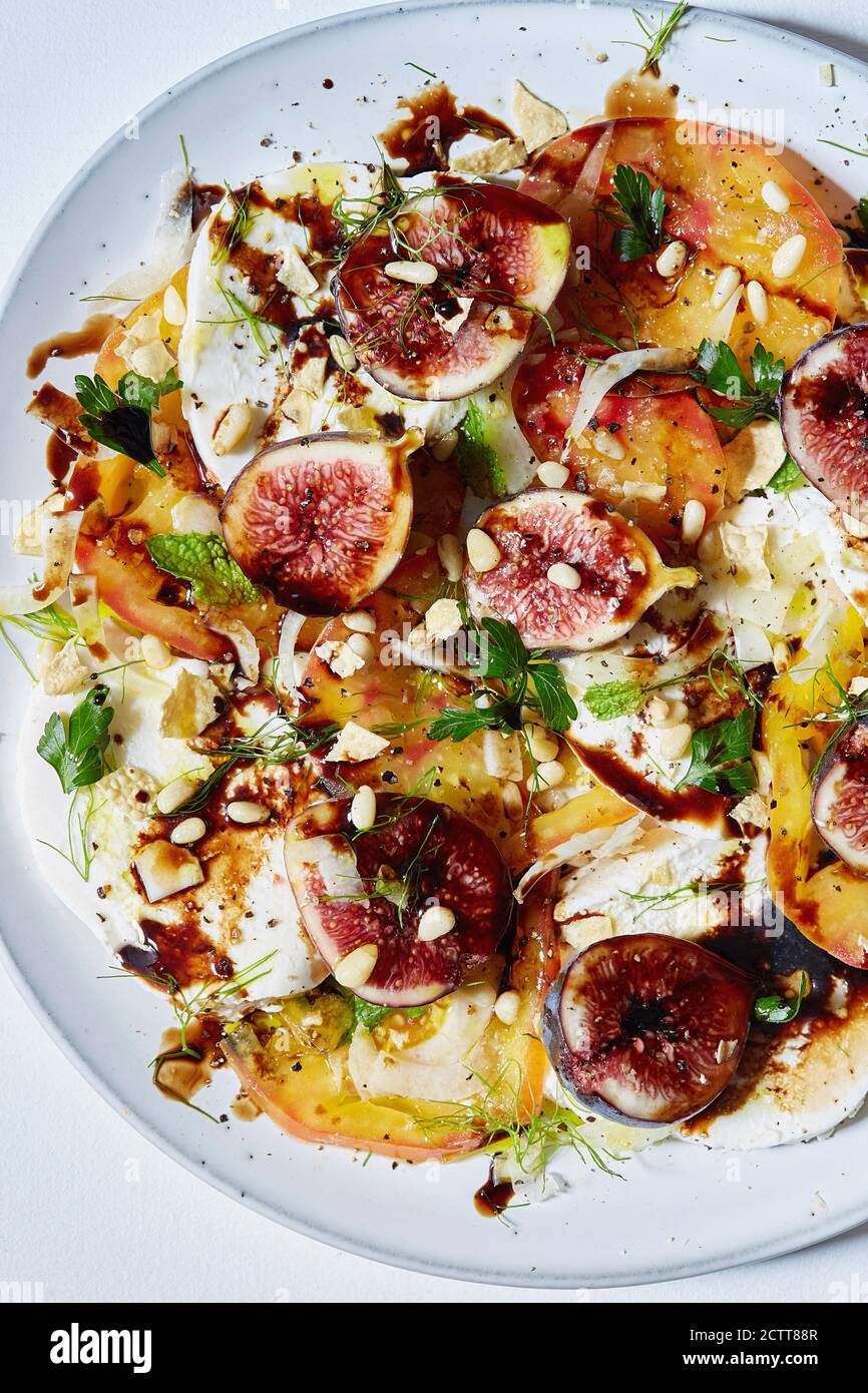 Gesunder Salat mit Früchten und Nüssen Stockfoto