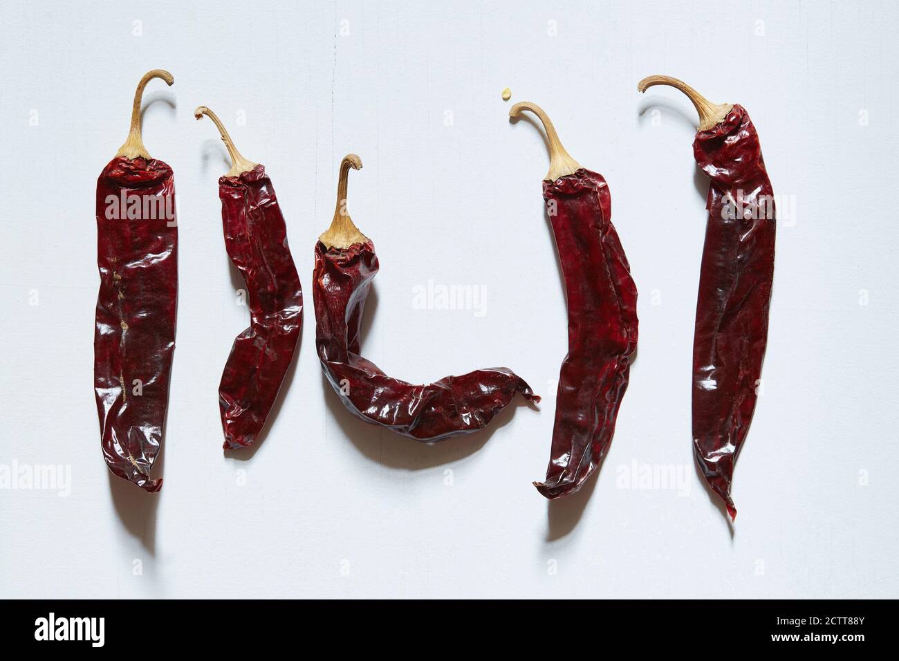 Getrocknete Chilischoten auf weißem Hintergrund Stockfoto