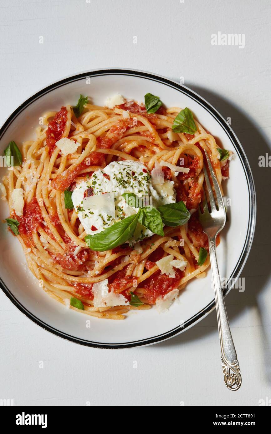 Spaghetti mit Tomatensauce auf dem Teller Stockfoto