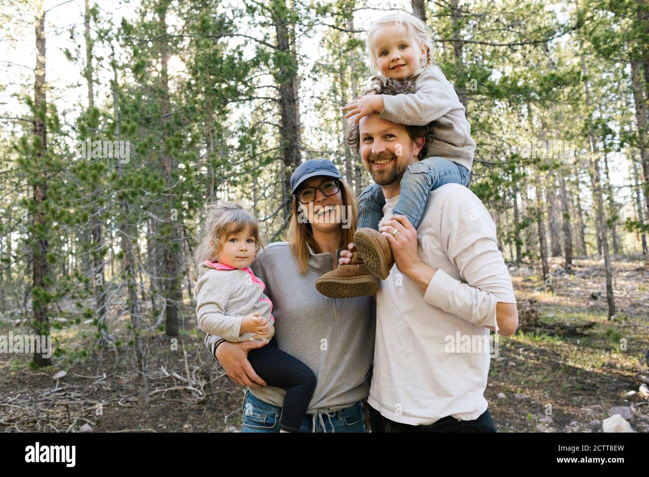 Porträt glücklicher Eltern mit kleinen Töchtern (2-3) in Uinta-Wasatch-Cache National Forest Stockfoto
