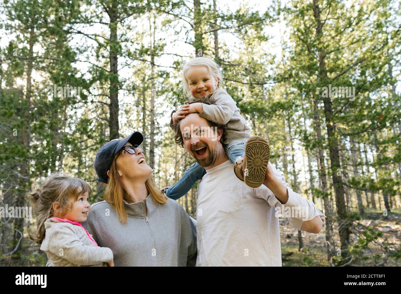 Glückliche Eltern mit kleinen Töchtern (2-3) im Uinta-Wasatch-Cache National Forest Stockfoto