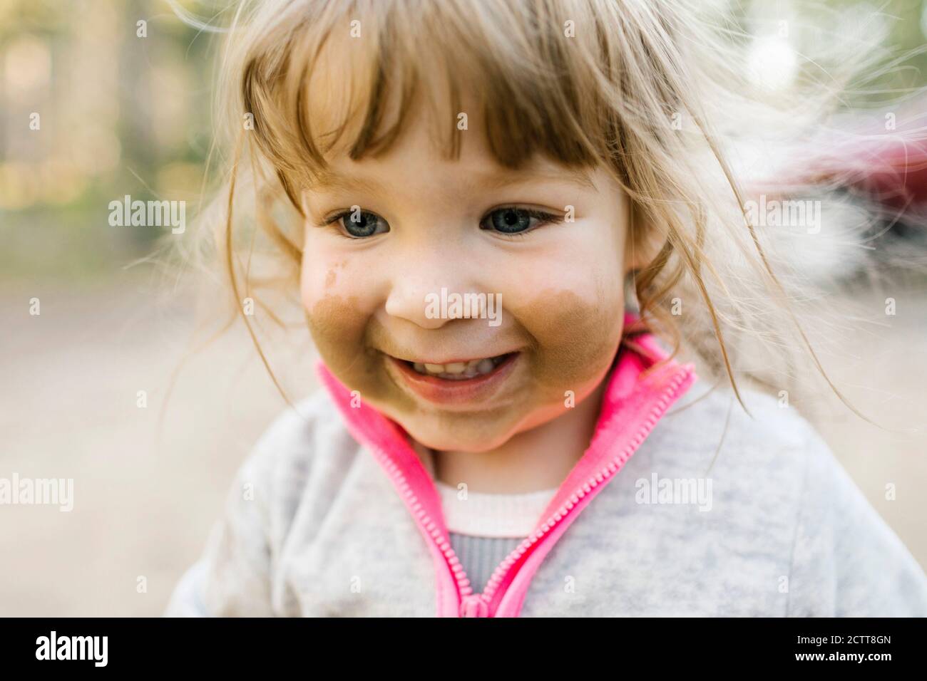 Nahaufnahme eines lächelnden Mädchens (2-3) mit Sand im Gesicht, Wasatch Cache National Forest Stockfoto