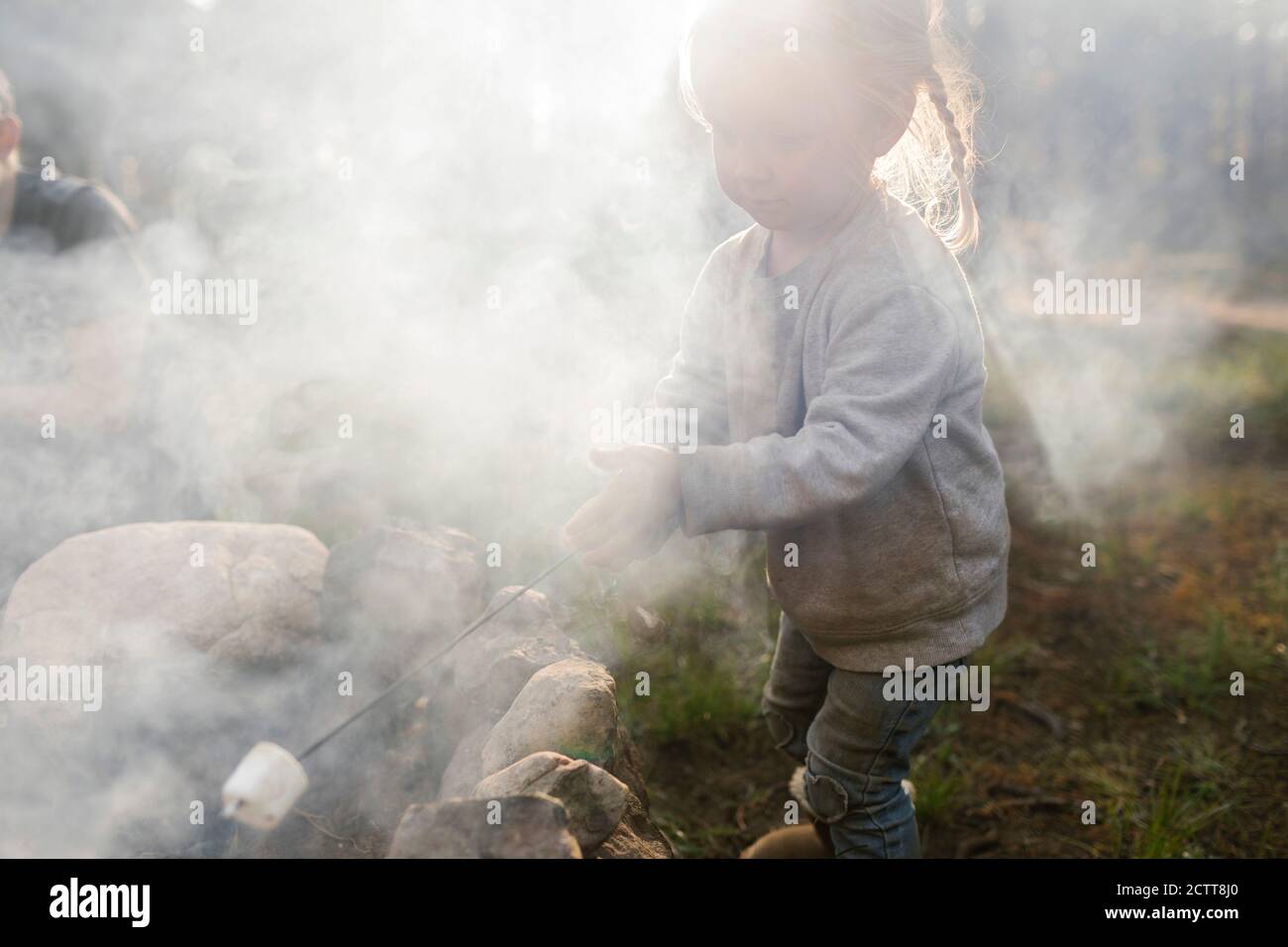 Mädchen (2-3) Braten Marshmallow über Lagerfeuer, Wasatch Cache National Forest Stockfoto
