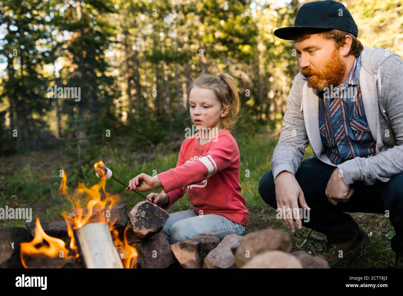 Mann mit Tochter (6-7) rösten Marshmallow über Lagerfeuer, Wasatch Cache National Forest Stockfoto