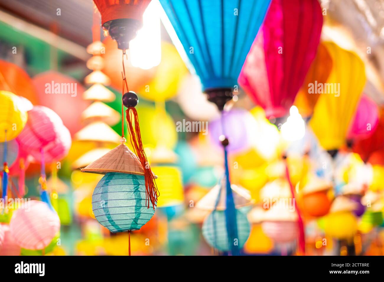 Dekoriert bunte Laternen hängen auf einem Stand in den Straßen von Cholon in Ho Chi Minh City, Vietnam während Mid Autumn Festival. Chinesische Sprache in p Stockfoto