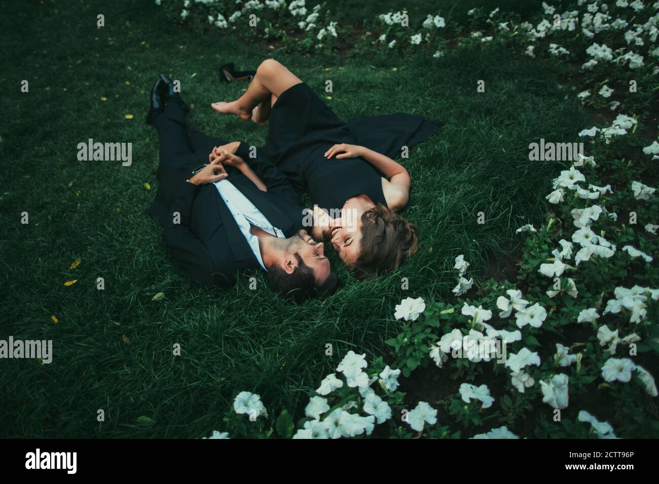Ukraine, Paar liegt auf Gras Stockfoto