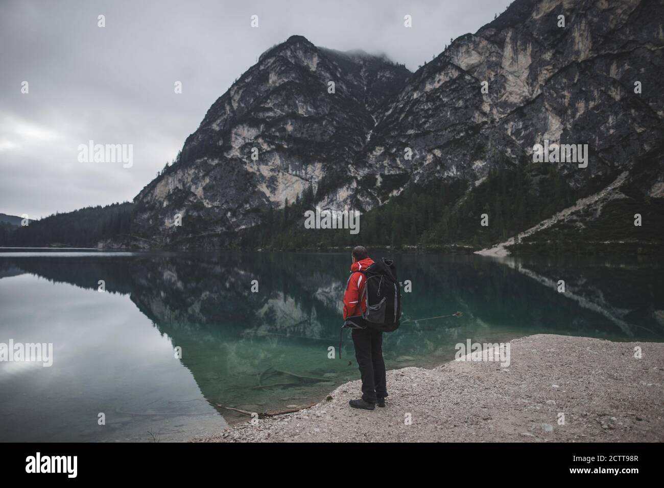Italien, Pragser Wildsee, Dolomiten, Südtirol, Mann mit Blick auf den Bergsee Stockfoto