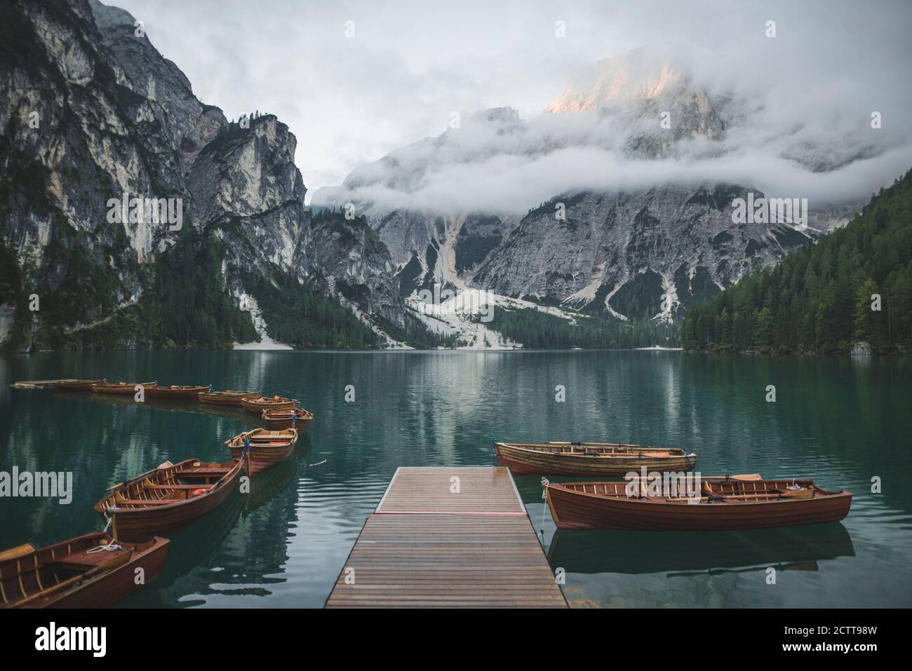 Italien, Pragser Wildsee, Dolomiten, Südtirol, Ruderboote liegen an der Anlegestelle im Bergsee Stockfoto