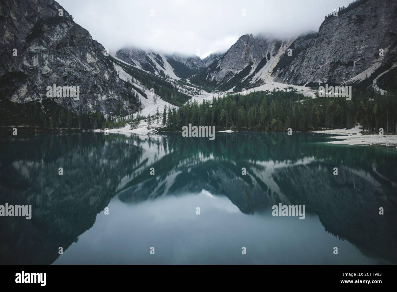 Italien, Pragser Wildsee, Dolomiten, Südtirol, Bergkette im See Stockfoto