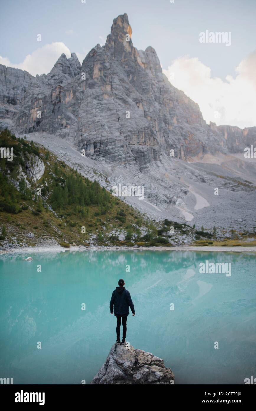 Italien, Südtirol, Cortina d Ampezzo, See Sorapis, Mann auf Felsen stehend und Blick auf den See Stockfoto