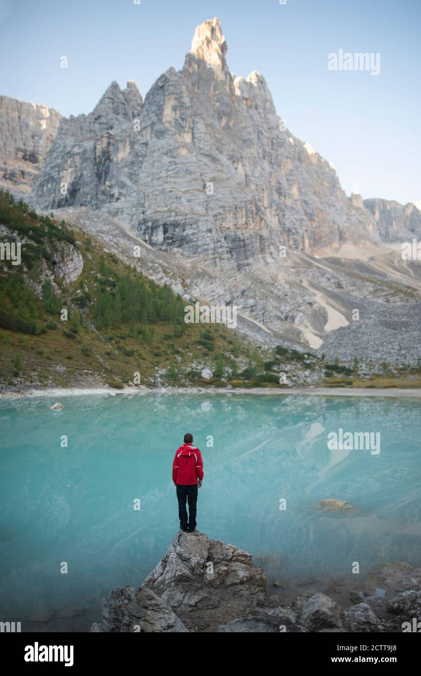 Italien, Südtirol, Cortina d Ampezzo, See Sorapis, Mann auf Felsen stehend und Blick auf den See Stockfoto