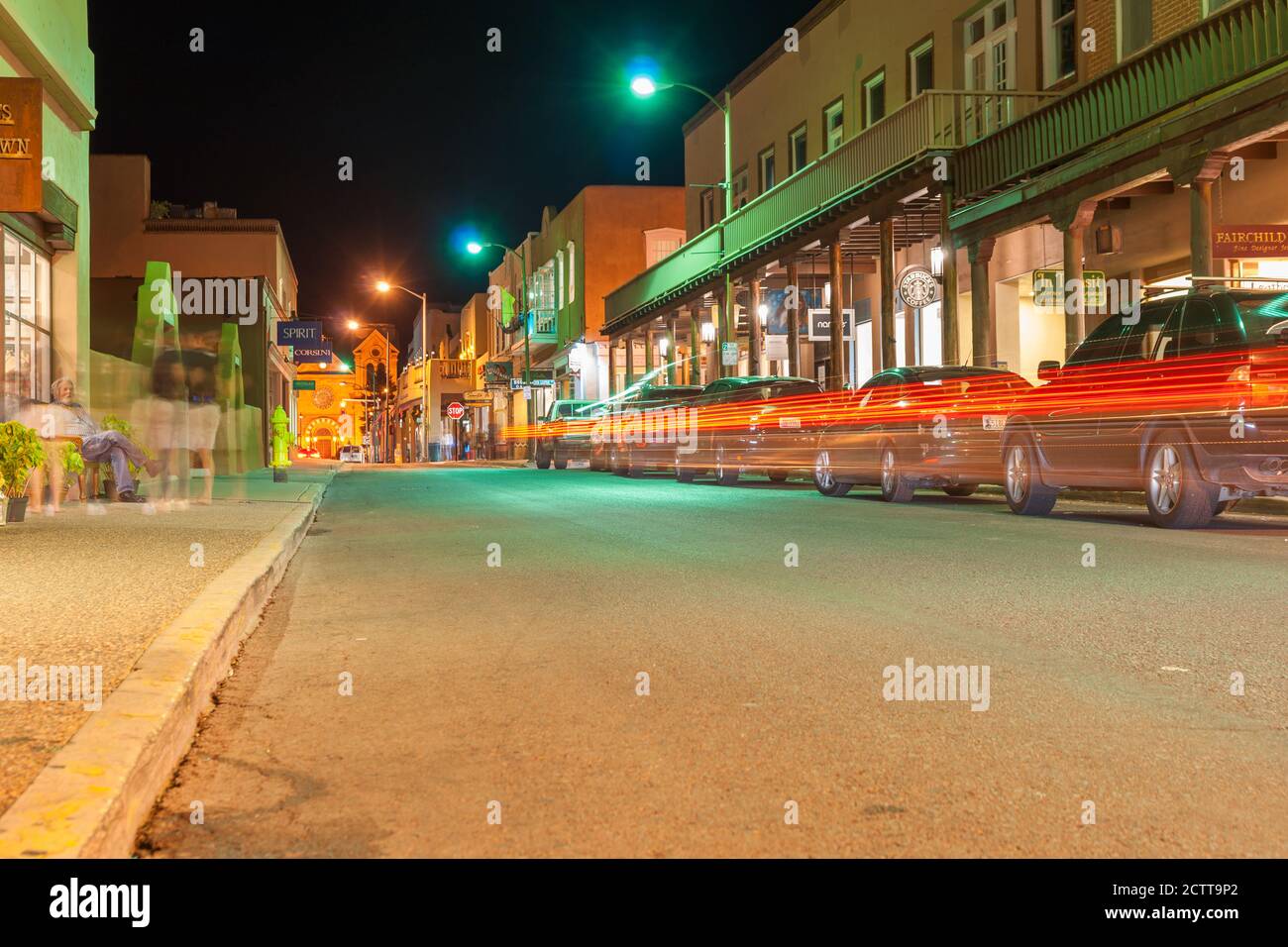 Santa Fe USA _ September 15 2015; Gebäude, leichte Wege und Schilder in der Stadt bei Nacht New Mexico, USA. Stockfoto