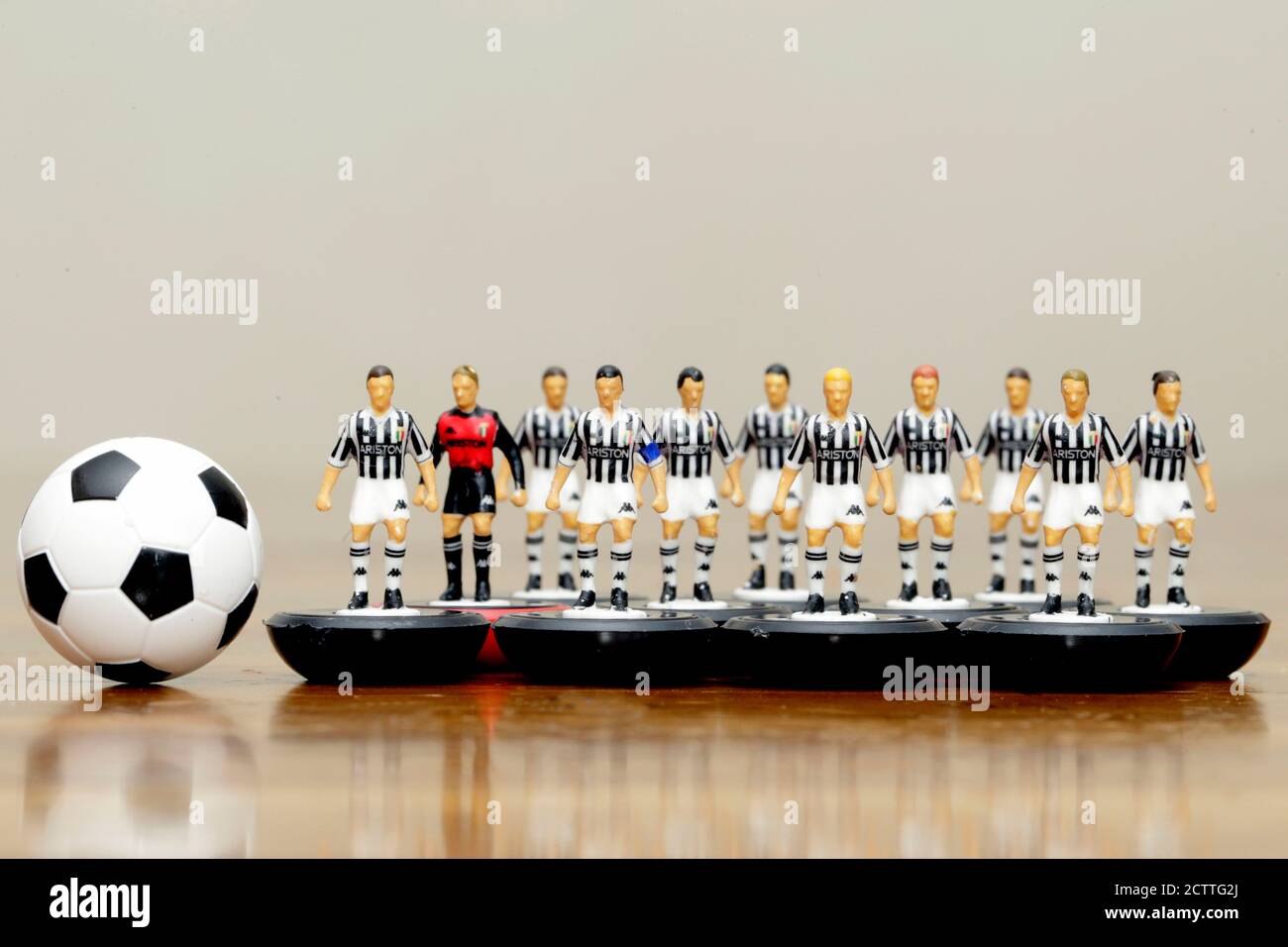 Subbuteo Tischfußballfiguren im Juventus-Kit. Stockfoto