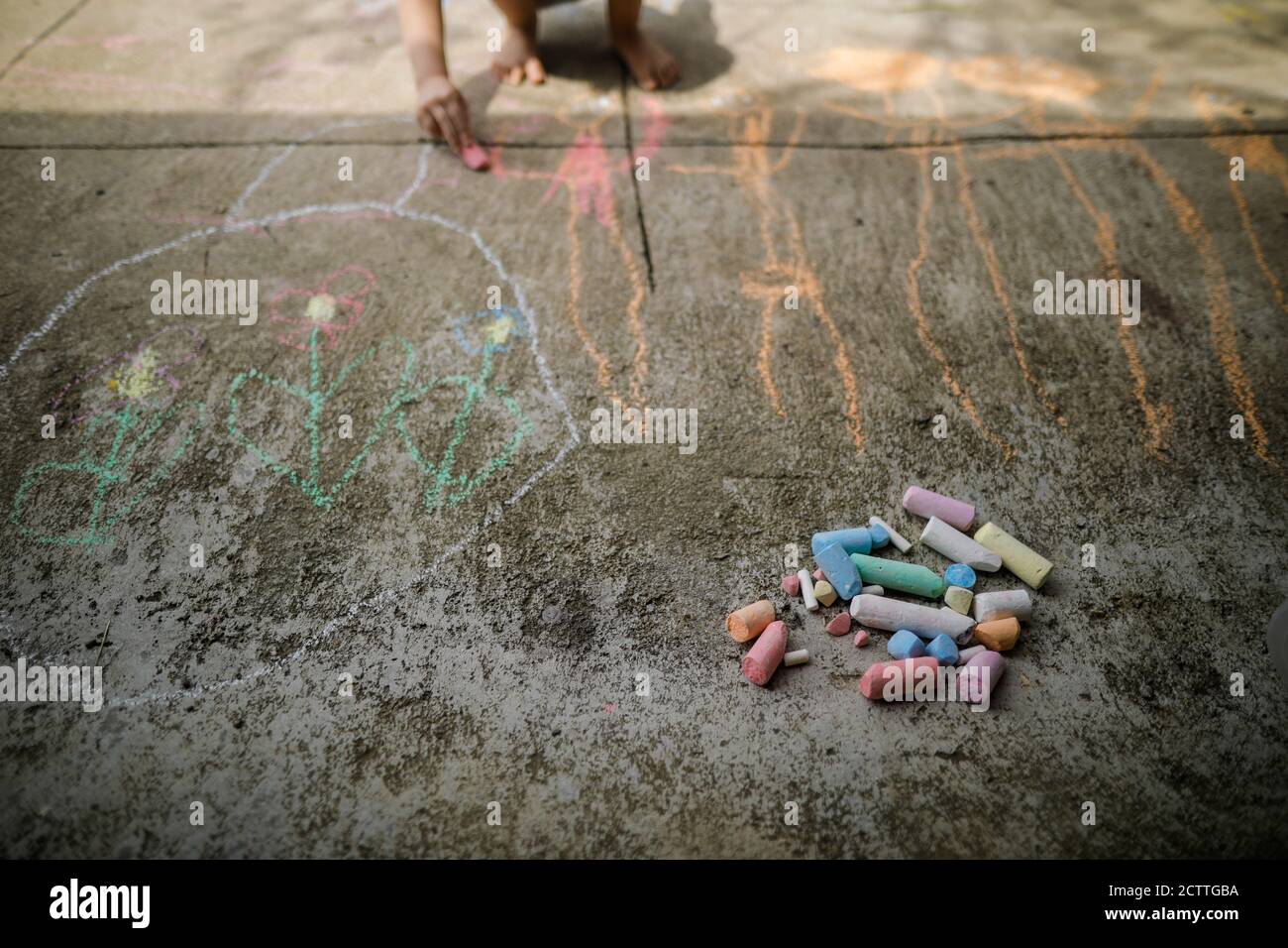 Bild mit geringer Schärfentiefe (selektiver Fokus) mit farbiger Kreide für Kinder auf einem Betonpflaster. Stockfoto