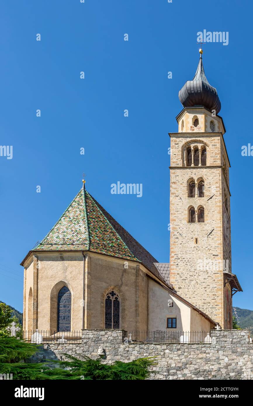 Die Pfarrkirche von San Pancrazio in Glurns, Südtirol, Italien, an einem sonnigen Tag Stockfoto