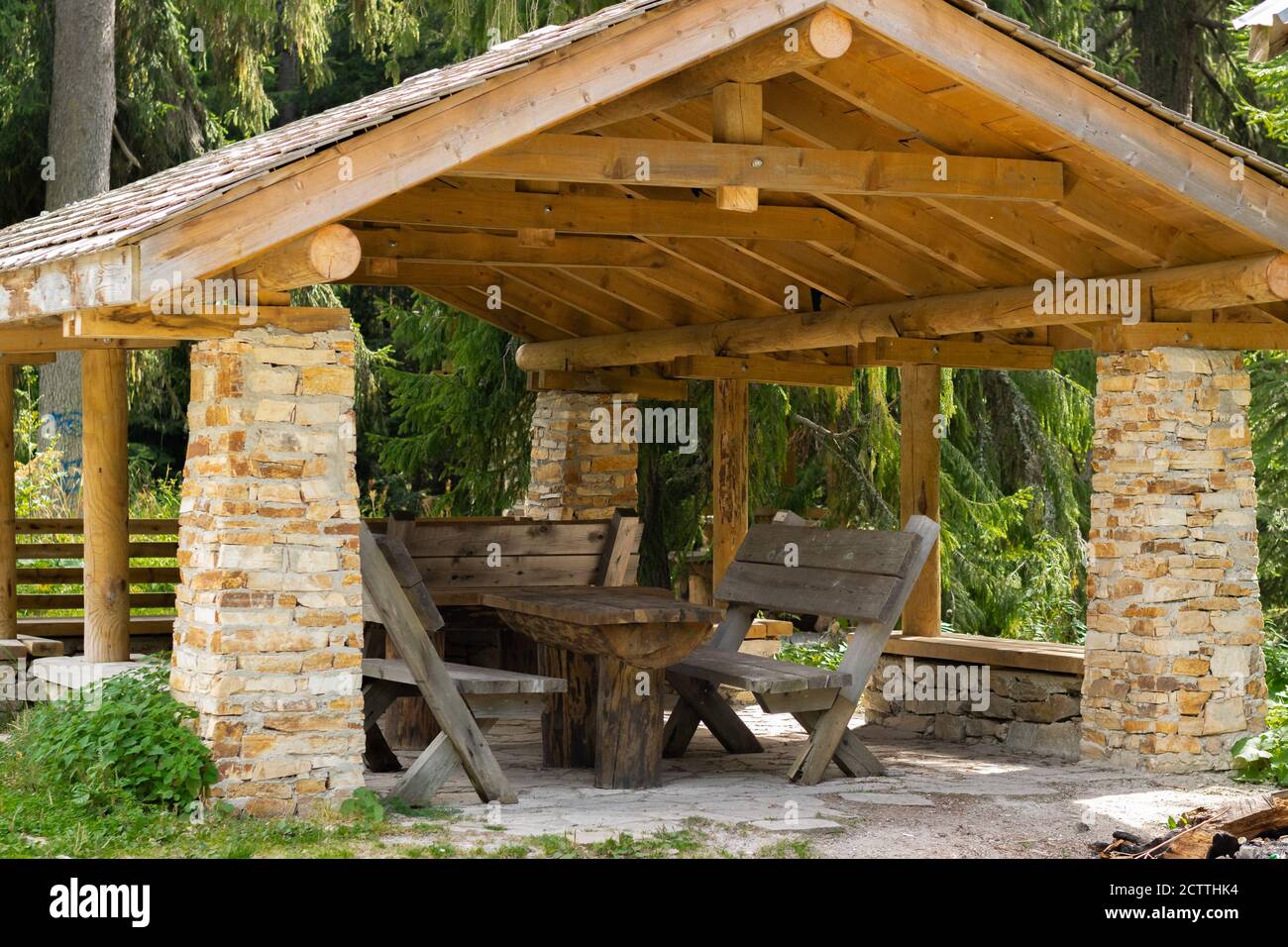 Entspannender Ort im Freien, Holzmöbel für die Ruhezeit Stockfoto