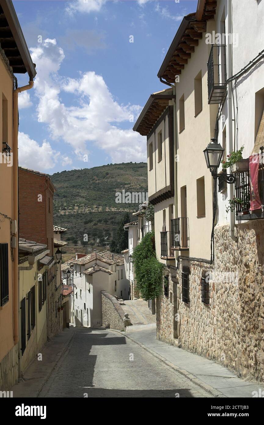 Pastrana, España, Hiszpania, Spanien, Spanien; eine leere schmale Straße in der Altstadt ohne Menschen. Leere schmale Straße in der Altstadt ohne Menschen Stockfoto