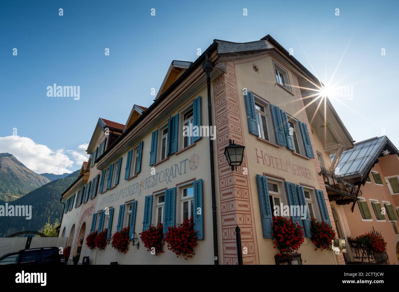 Schönes Engadinerhaus im Gegenlicht, Guarda Stockfoto