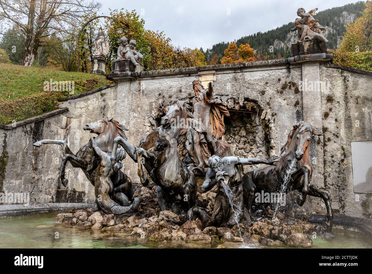SCHLOSS LINDERHOF, BEI FÜSSEN, BAYERN, DEUTSCHLAND - 10. OKTOBER 2017: Brunnen in Form einer Skulptur von Neptun, Pferden und fabelhaften Meerestieren Stockfoto