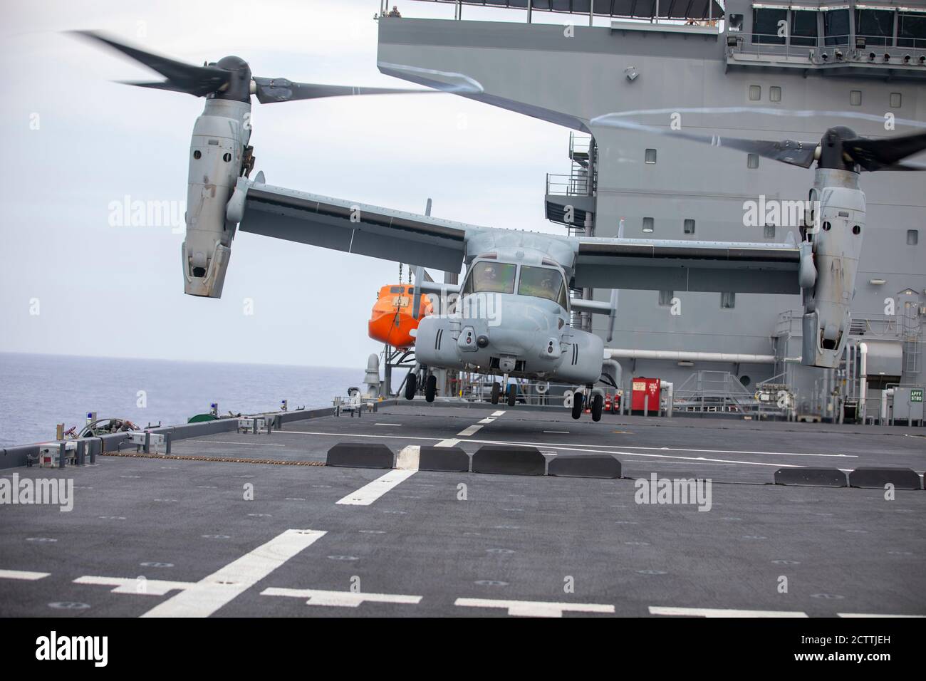 Ein Marine MV-22 Fischadler mit Special Purpose Marine Air-Ground Task Force-Crisis Response-Africa 20.2, Marine Forces Europe and Africa, landet an Bord der USS Hershel „Woody“ Williams während Deck Landing Qualifications, im Mittelmeer, 12. September 2020. SPMAGTF-CR-AF 20.2 wird eingesetzt, um Krisenreaktions- und Theatersicherheitseinsätze in Afrika durchzuführen und die regionale Stabilität durch militärisch-militärische Trainingsübungen in ganz Europa und Afrika zu fördern. (USA Marine Corps Foto von CPL. Zane Ortega/Freigegeben) Stockfoto