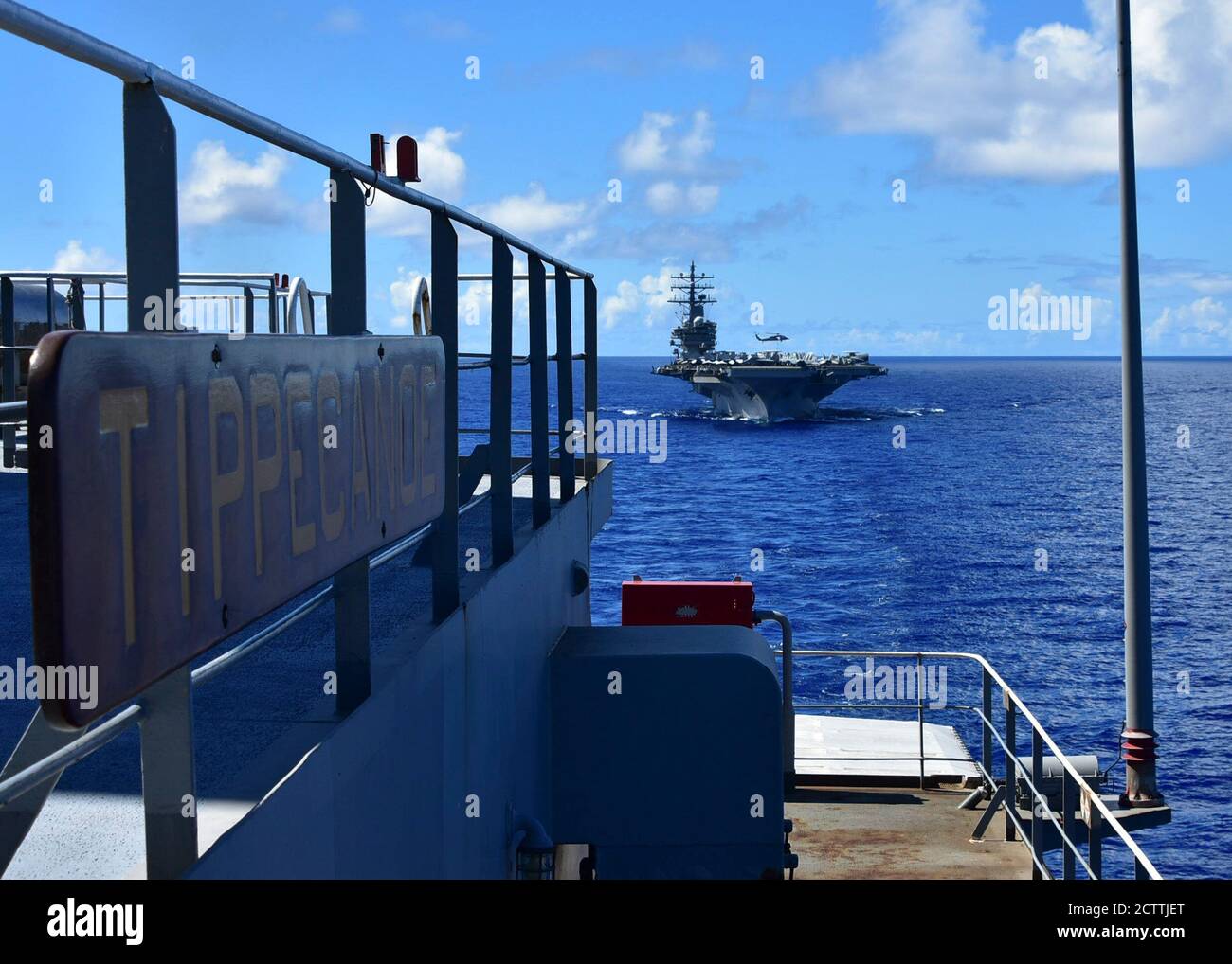 PHILIPPINISCHES MEER (Sept 13, 2020) – der im Vorlauf eingesetzte Flugzeugträger USS Ronald Reagan (CVN 76) nähert sich dem Flottennachfüller USNS Tippecanoe (T-AO 199) in Vorbereitung auf eine laufende Nachfüllung. (USA Navy Foto von Christopher Bosch) Stockfoto