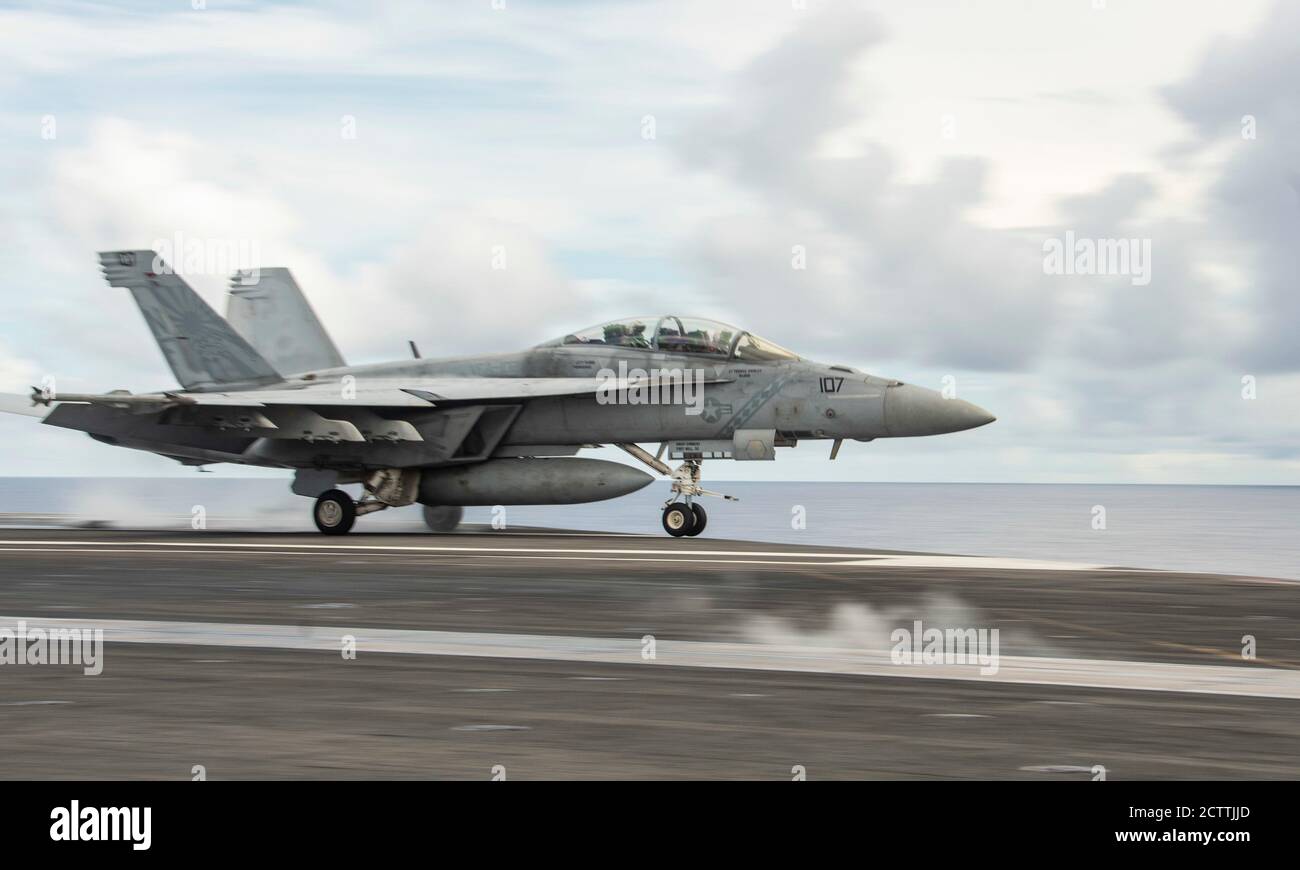 200924-N-DL524-1149 PHILIPPINE SEA (SEPT 24, 2020) eine F/A-18F Super Hornet, die an den Diamondbacks von Strike Fighter Squadron (VFA) 102 befestigt ist, startet vom Flugdeck des einzigen vorwärts eingesetzten Flugzeugträgers USS Ronald Reagan (CVN 76) der Marine zur Unterstützung von Valiant Shield 2020. Valiant Shield ist ein US-amerikanisches, zweijähriges Field Training Exercise (FTX) mit dem Schwerpunkt auf der Integration von gemeinsamen Schulungen in einer Blue-Water-Umgebung unter US-Streitkräften. Diese Schulung ermöglicht die praktische Erzieltung gemeinsamer Kräfte durch das Erkennen, Auffinden, Aufspüren, Aufspüren und Einbinden von Einheiten auf See, in der Luft, Stockfoto
