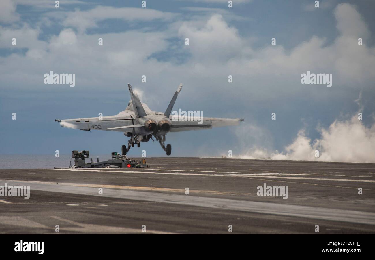 200924-N-DL524-1082 PHILIPPINE SEA (SEPT 24, 2020) eine F/A-18E Super Hornet, befestigt an den Dambusters of Strike Fighter Squadron (VFA) 195, startet von dem Flugdeck des einzigen nach vorne ausgerüstigten Flugzeugträgers der Marine USS Ronald Reagan (CVN 76) zur Unterstützung von Valiant Shield 2020. Valiant Shield ist ein US-amerikanisches, zweijähriges Field Training Exercise (FTX) mit dem Schwerpunkt auf der Integration von gemeinsamen Schulungen in einer Blue-Water-Umgebung unter US-Streitkräften. Diese Schulung ermöglicht die praktische Erzieltung gemeinsamer Kräfte durch das Erkennen, Auffinden, Nachverfolgen und Einbinden von Einheiten auf See, in der Luft, o Stockfoto