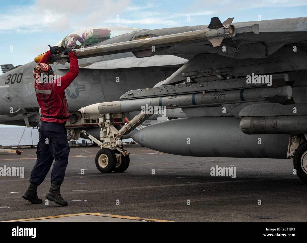 200924-N-DL524-1262 PHILIPPINE SEA (SEPT 24, 2020) Aviation Ordnanceman 2nd Class Jhon Jimenez, aus Jacksonville, Florida, sichert sich auf einer F/A-18E Super Hornet, die an die Eagles of Strike Fighter Squadron (VFA) 115 angeschlossen ist, nachdem sie auf dem Flugdeck des einzigen vorwärts eingesetzten Flugzeugträgers der Marine, USS Ronald Reagan (CVN 76) landet. Zur Unterstützung von Valiant Shield 2020. Valiant Shield ist ein US-amerikanisches, zweijähriges Field Training Exercise (FTX) mit dem Schwerpunkt auf der Integration von gemeinsamen Schulungen in einer Blue-Water-Umgebung unter US-Streitkräften. Diese Schulung ermöglicht die praktische Erzielungsfähigkeit im Bereich Nachhaltigkeit Stockfoto