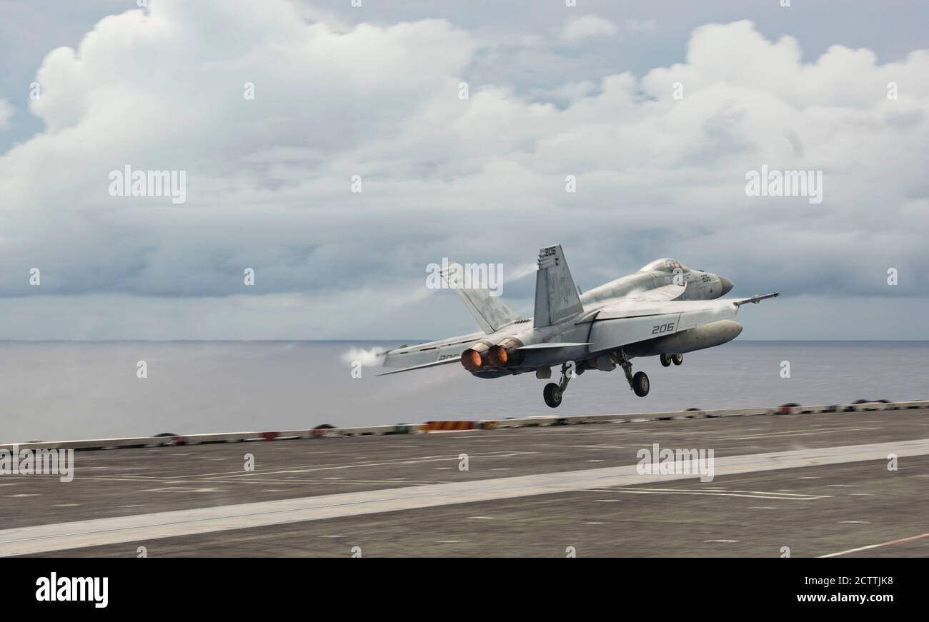 200924-N-DL524-1141 PHILIPPINE SEA (SEPT 24, 2020) ein F/A-18E Super Hornet, das an das Royal Maces of Strike Fighter Squadron (VFA) 27 angeschlossen ist, startet vom Flugdeck des einzigen vorwärts eingesetzten Flugzeugträgers USS Ronald Reagan (CVN 76) der Marine zur Unterstützung von Valiant Shield 2020. Valiant Shield ist ein US-amerikanisches, zweijähriges Field Training Exercise (FTX) mit dem Schwerpunkt auf der Integration von gemeinsamen Schulungen in einer Blue-Water-Umgebung unter US-Streitkräften. Diese Schulung ermöglicht die praktische Erzieltung gemeinsamer Kräfte durch das Erkennen, Auffinden, Nachverfolgen und Einbinden von Einheiten auf See, in der Luft, o Stockfoto