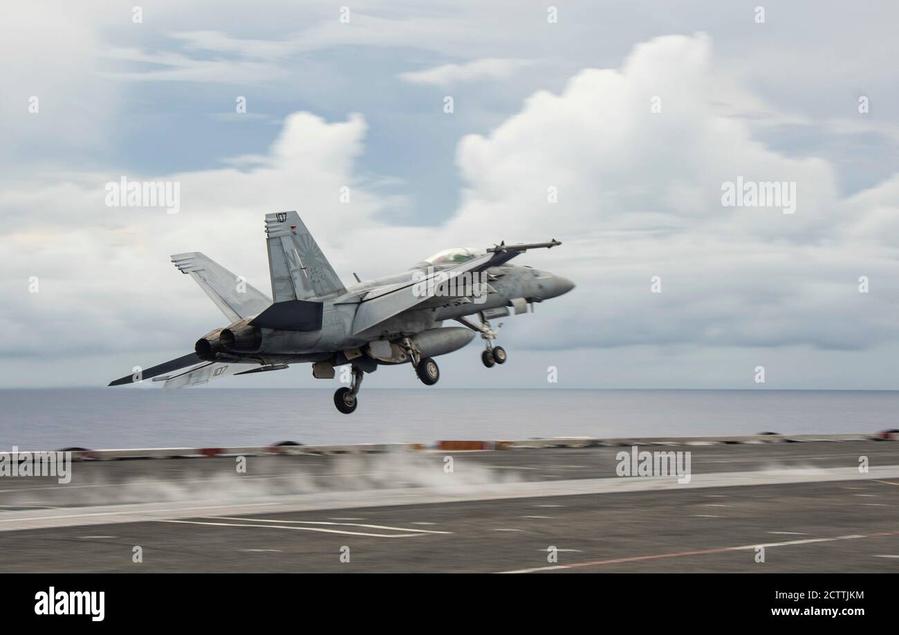 200924-N-DL524-1155 PHILIPPINE SEA (SEPT 24, 2020) eine F/A-18F Super Hornet, die an den Diamondbacks von Strike Fighter Squadron (VFA) 102 befestigt ist, startet vom Flugdeck des einzigen vorwärts eingesetzten Flugzeugträgers USS Ronald Reagan (CVN 76) der Marine zur Unterstützung von Valiant Shield 2020. Valiant Shield ist ein US-amerikanisches, zweijähriges Field Training Exercise (FTX) mit dem Schwerpunkt auf der Integration von gemeinsamen Schulungen in einer Blue-Water-Umgebung unter US-Streitkräften. Diese Schulung ermöglicht die praktische Erzieltung gemeinsamer Kräfte durch das Erkennen, Auffinden, Aufspüren, Aufspüren und Einbinden von Einheiten auf See, in der Luft, Stockfoto