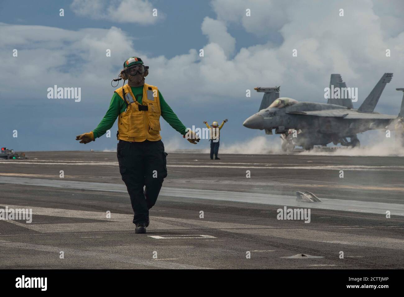 200924-N-DL524-1084 PHILIPPINE SEA (SEPT 24, 2020) der First Class Luis Collado von Coamo, Puerto Rico, signalisiert, dass er die Katapulte auf dem Flugdeck des einzigen nach vorne ausgerüstenden Flugzeugträgers der Marine, USS Ronald Reagan (CVN 76), zur Unterstützung von Valiant Shield 2020, zurückzieht. Valiant Shield ist ein US-amerikanisches, zweijähriges Field Training Exercise (FTX) mit dem Schwerpunkt auf der Integration von gemeinsamen Schulungen in einer Blue-Water-Umgebung unter US-Streitkräften. Diese Schulung ermöglicht die praktische Erzieltung gemeinsamer Kräfte durch das Erkennen, Auffinden, Nachverfolgen und Einbinden von Einheiten bei Stockfoto