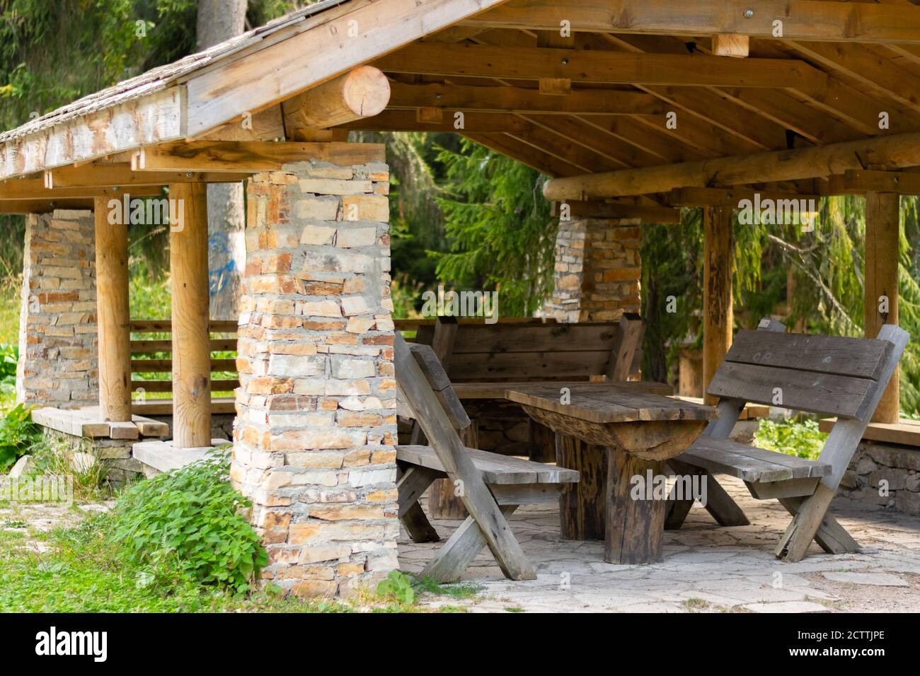 Entspannender Ort im Freien, Holzmöbel für die Ruhezeit Stockfoto