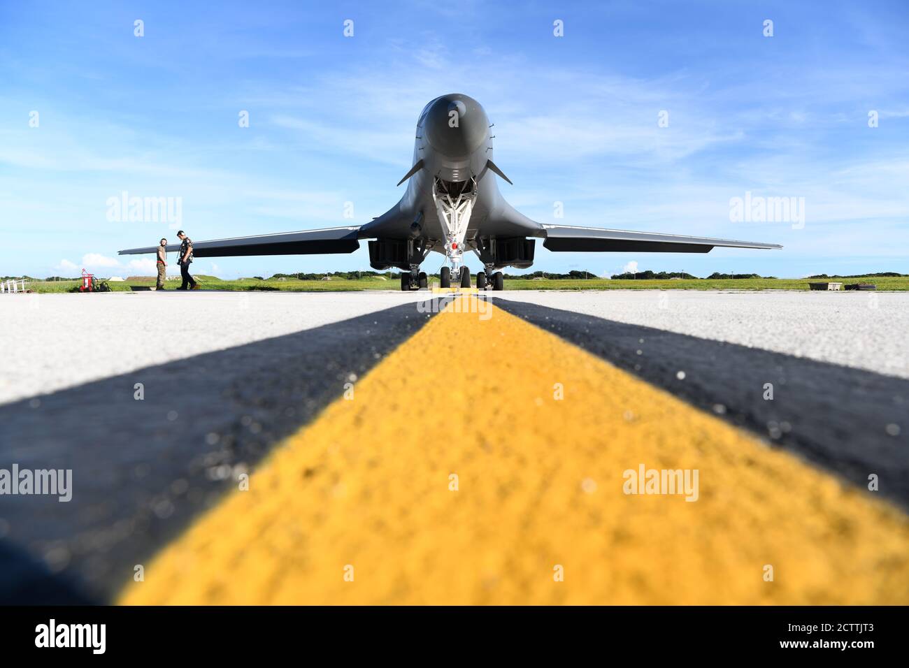 Ein B-1B Lancer, der dem 28. Bombenflügel, Ellsworth Air Force Base, S. D., zugewiesen wurde, unterzieht sich einer Vorflugwartung auf der Andersen AFB, Guam, 25. September 2020. B-1-Bomber nahmen an der Übung Valiant Shield Teil, die alle zwei Jahre in den USA stattfindet und nur in den USA stattfindet. Dabei wurde der Schwerpunkt auf die Integration der US-Streitkräfte in Bezug auf die aktuellen Einsatzpläne gerichtet. (USA Luftwaffe Foto von Staff Sgt. Nicolas z. Erwin) Stockfoto