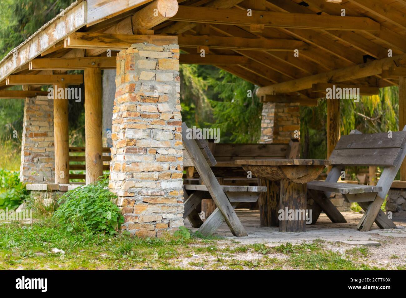 Entspannender Ort im Freien, Holzmöbel für die Ruhezeit Stockfoto