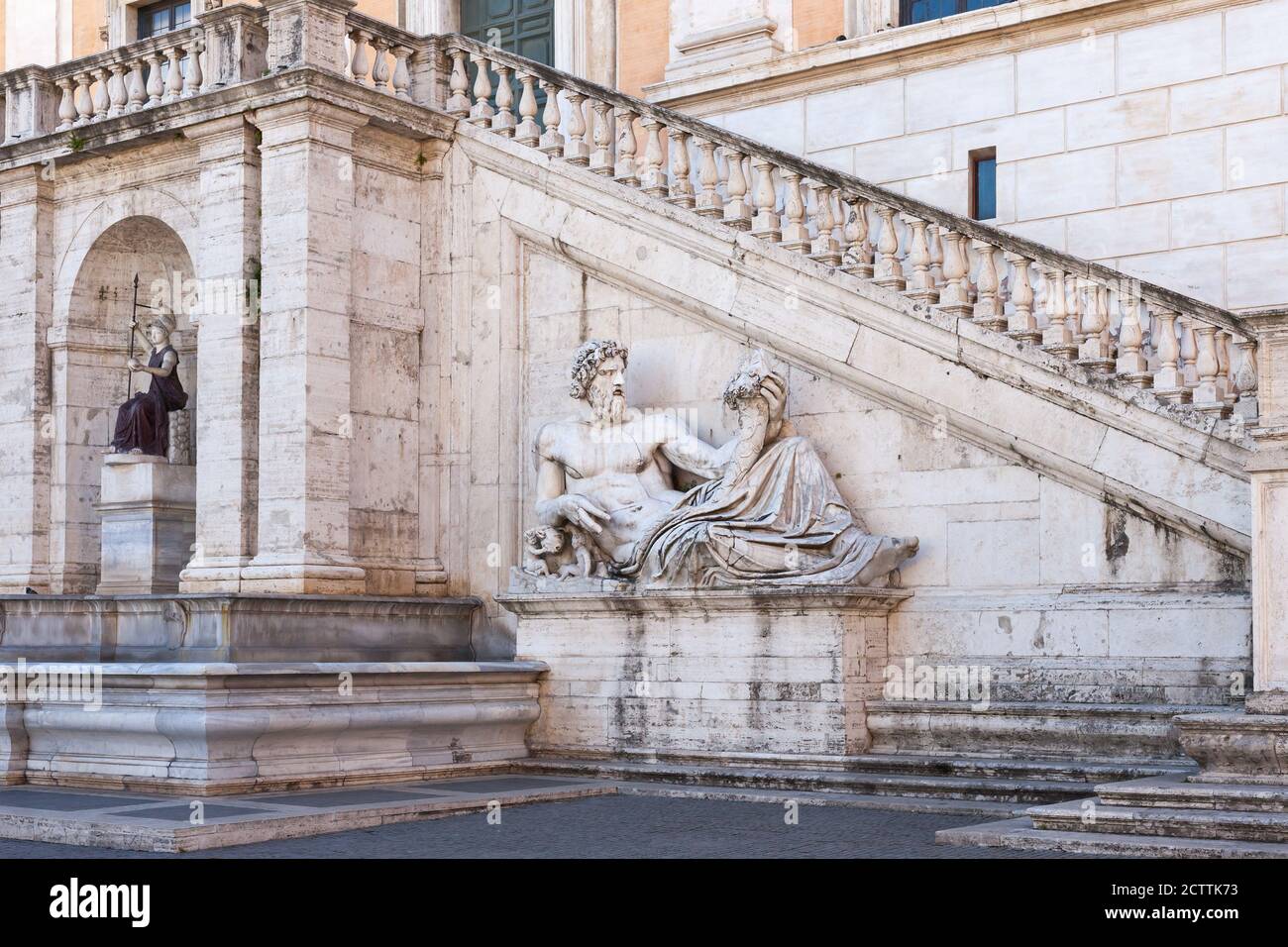 ROM, ITALIEN - 2014. AUGUST 18. Skulptur vor der Treppe des Palazzo Senatorio auf der Piazza del Campidoglio. Stockfoto