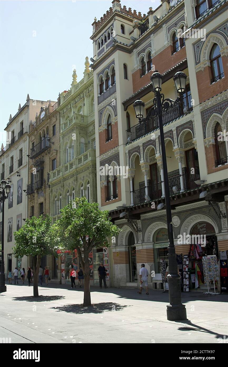 Sevilla, España, Hiszpania, Spanien, Spanien, Mietshäuser an einer der Marktfronten. Casas de vecindad en una de las facadas. Stockfoto