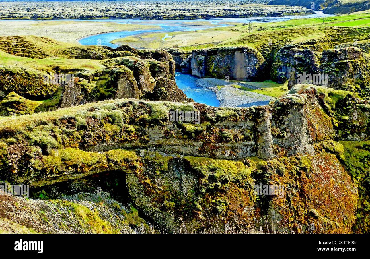 Schöner Fjadrargljufur Canyon, Island. Fjadra River. Wunderbare isländische Landschaft. Grüne moosige Klippen. Malerische Schlucht hat steile Wände. Sommer. Stockfoto