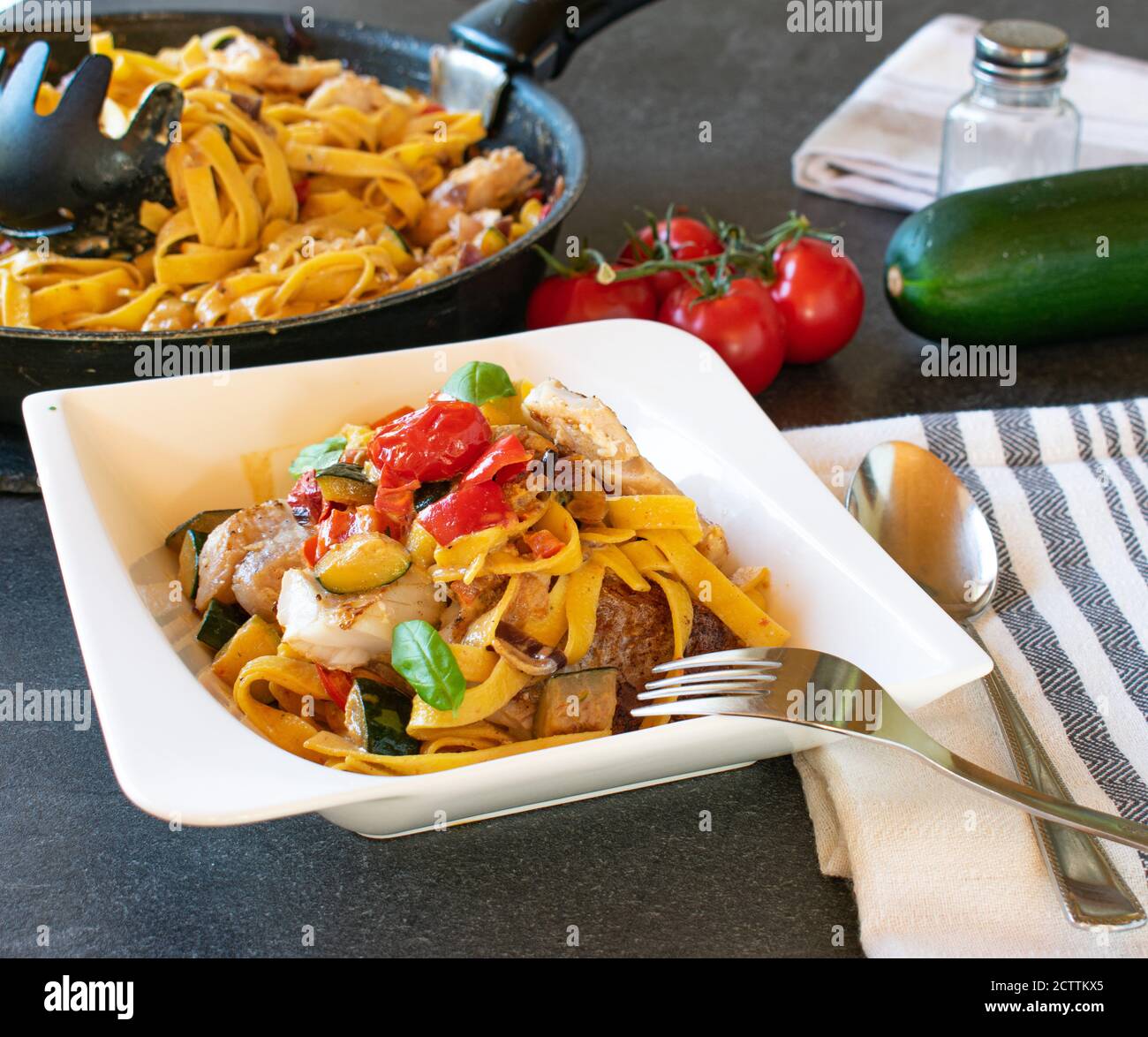 Ein Teller Pasta mit Fisch und Gemüse Stockfoto