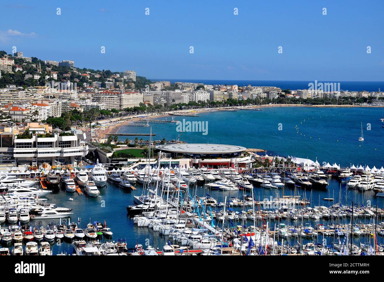 Frankreich, französische riviera, cannes, die Stadt des Kinos mit ihrem berühmten Croisette Boulevard und Yachthafen, einer herrlichen Bucht mit den Lerins Inseln. Stockfoto