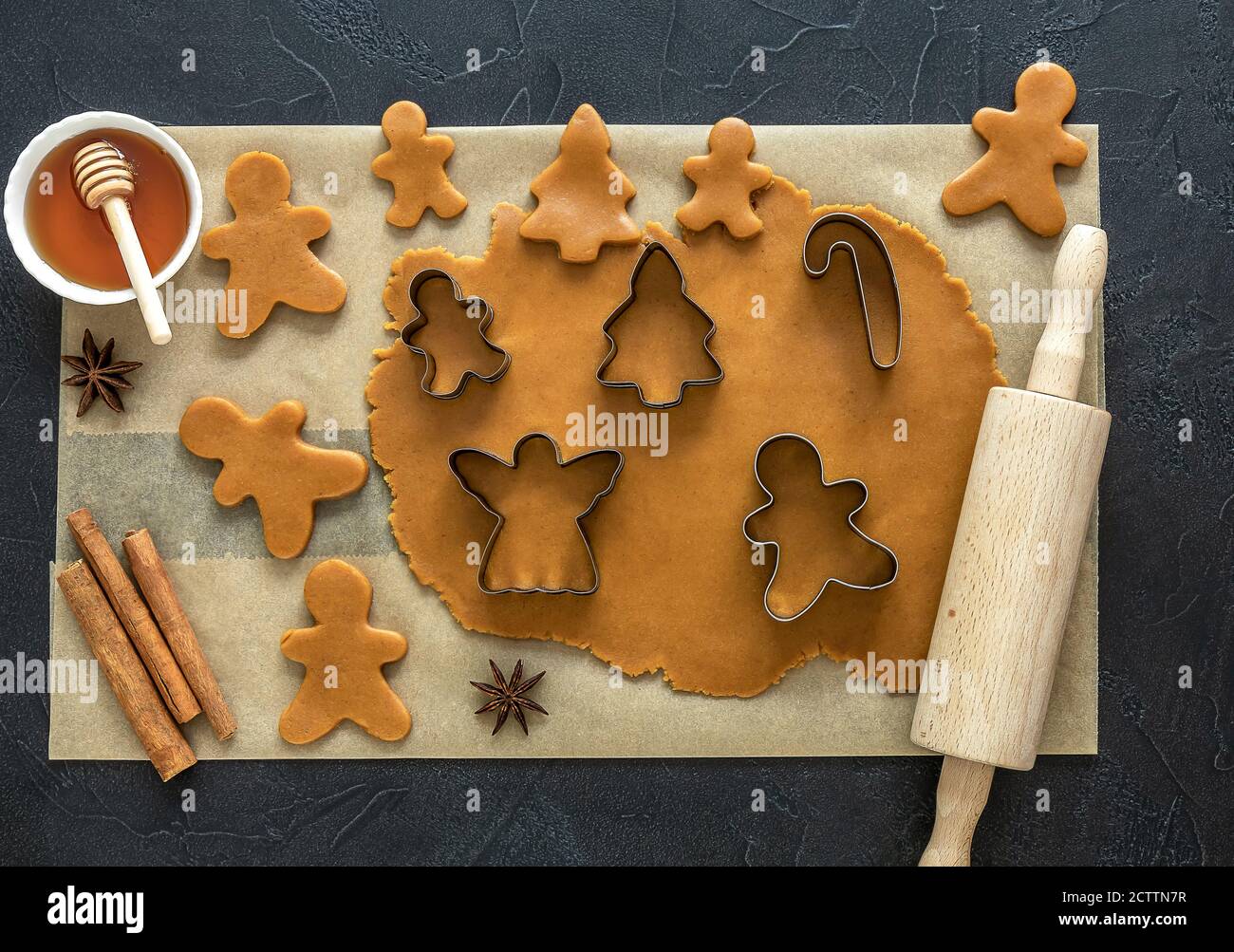Draufsicht auf ausgerollten Teig für weihnachten Lebkuchenkekse Stockfoto