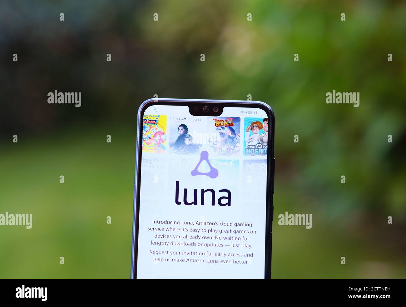 Amazon Luna Cloud-Gaming-Login-Seite auf dem Bildschirm des Smartphones und verschwommener Hintergrund gesehen. Echtes Foto, keine Montage. Stockfoto