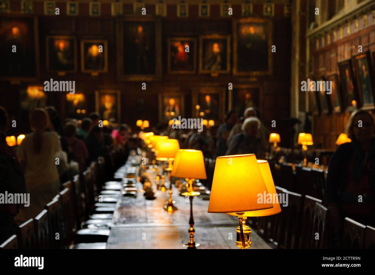 OXFORD, Großbritannien - 23. AUGUST 2017: Besucher in der Great Dining Hall in Christ Church College der University of Oxford in England. Stockfoto
