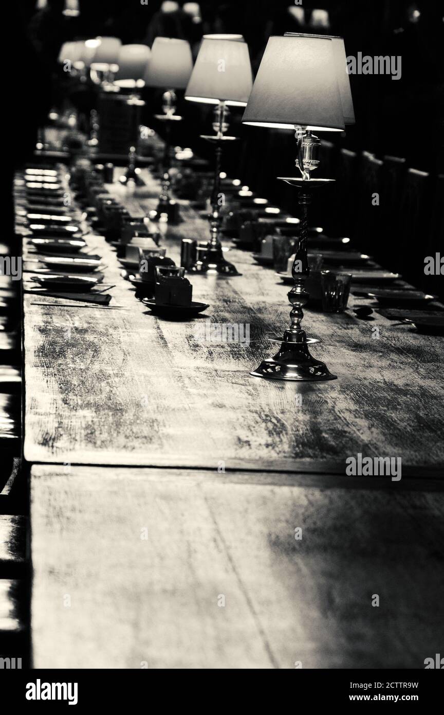 OXFORD, Großbritannien - 23. AUGUST 2017: Tischset im großen Speisesaal in Christ Church College der University of Oxford in England. Schwarzweißfoto Stockfoto