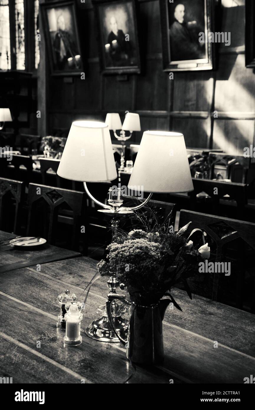 OXFORD, Großbritannien - 23. AUGUST 2017: Great Dining Hall in Christ Church College der University of Oxford in England. Schwarzweißes historisches Foto. Stockfoto