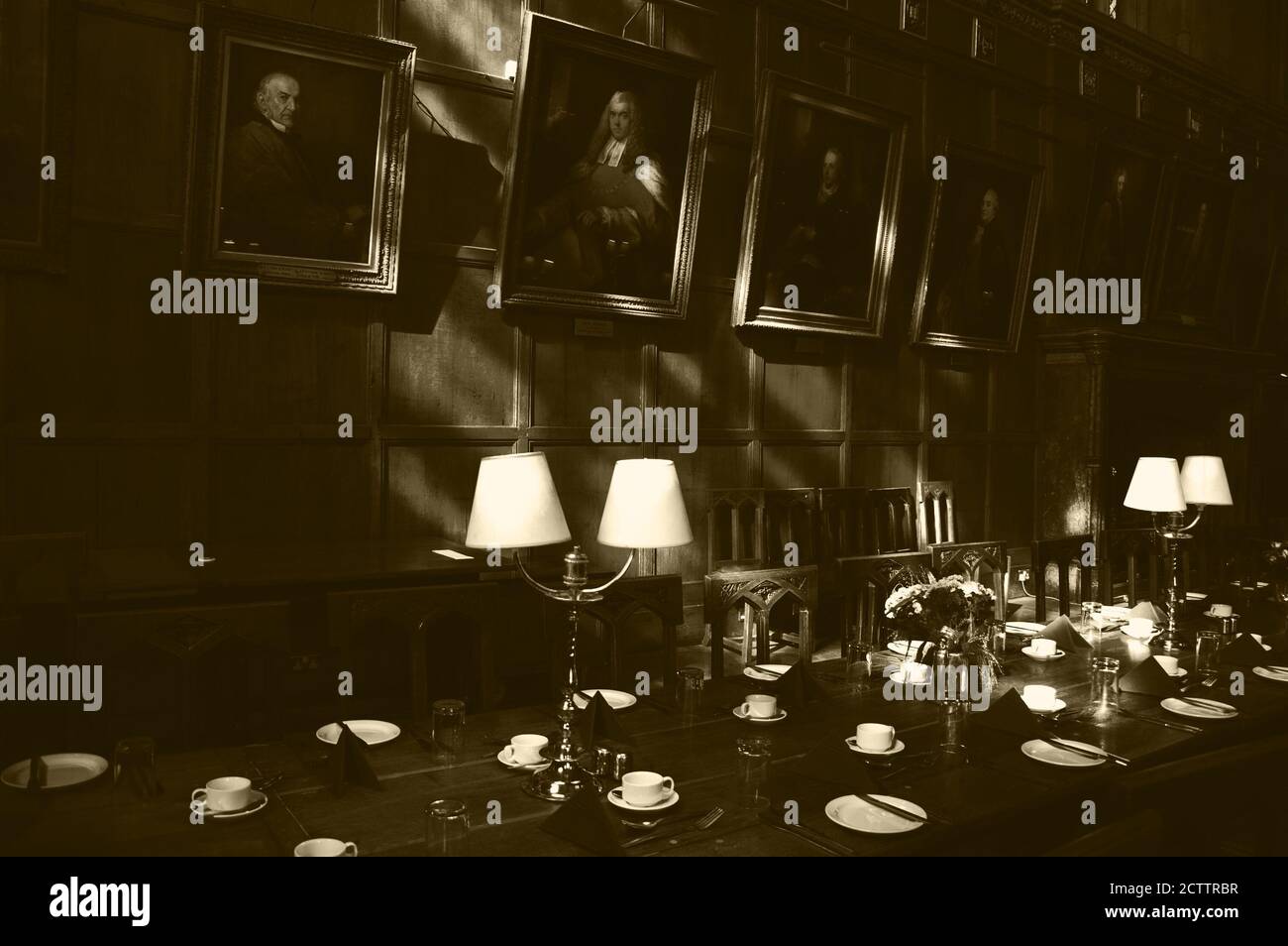 OXFORD, Großbritannien - 23. AUGUST 2017: Großer Speisesaal in Christ Church College der University of Oxford in England. Sepia historisches Foto Stockfoto
