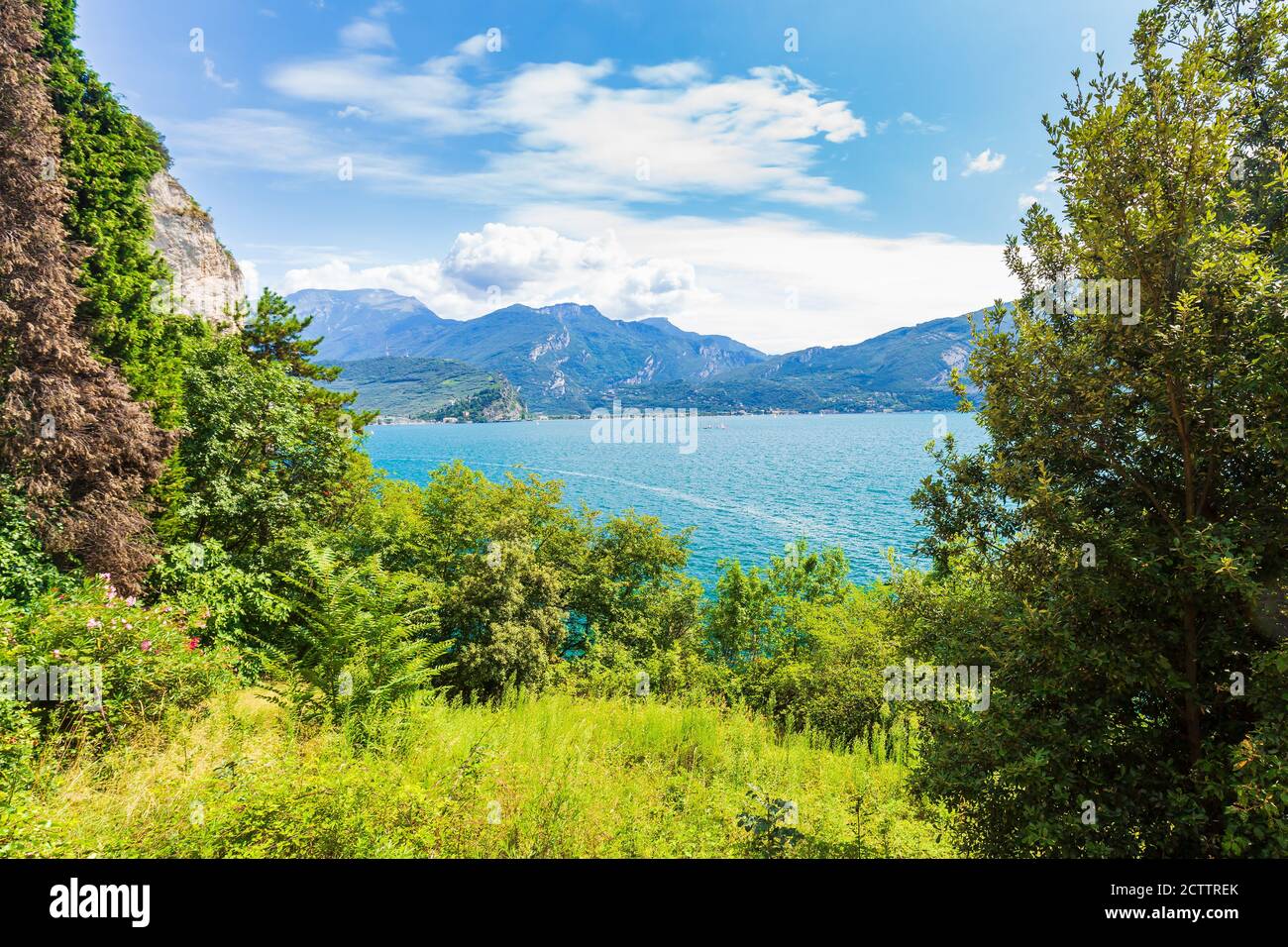 Natur wüste Landschaft am Gardasee, Italien an einem schönen Sommertag. Blaues Wasser, Felsen, Berge, Sonnenschein und klaren Himmel. Stockfoto