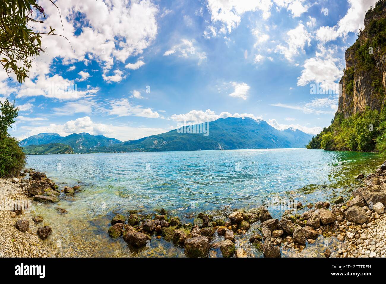Natur wüste Landschaft am Gardasee, Italien an einem schönen Sommertag. Blaues Wasser, Felsen, Berge, Sonnenschein und klaren Himmel. Stockfoto